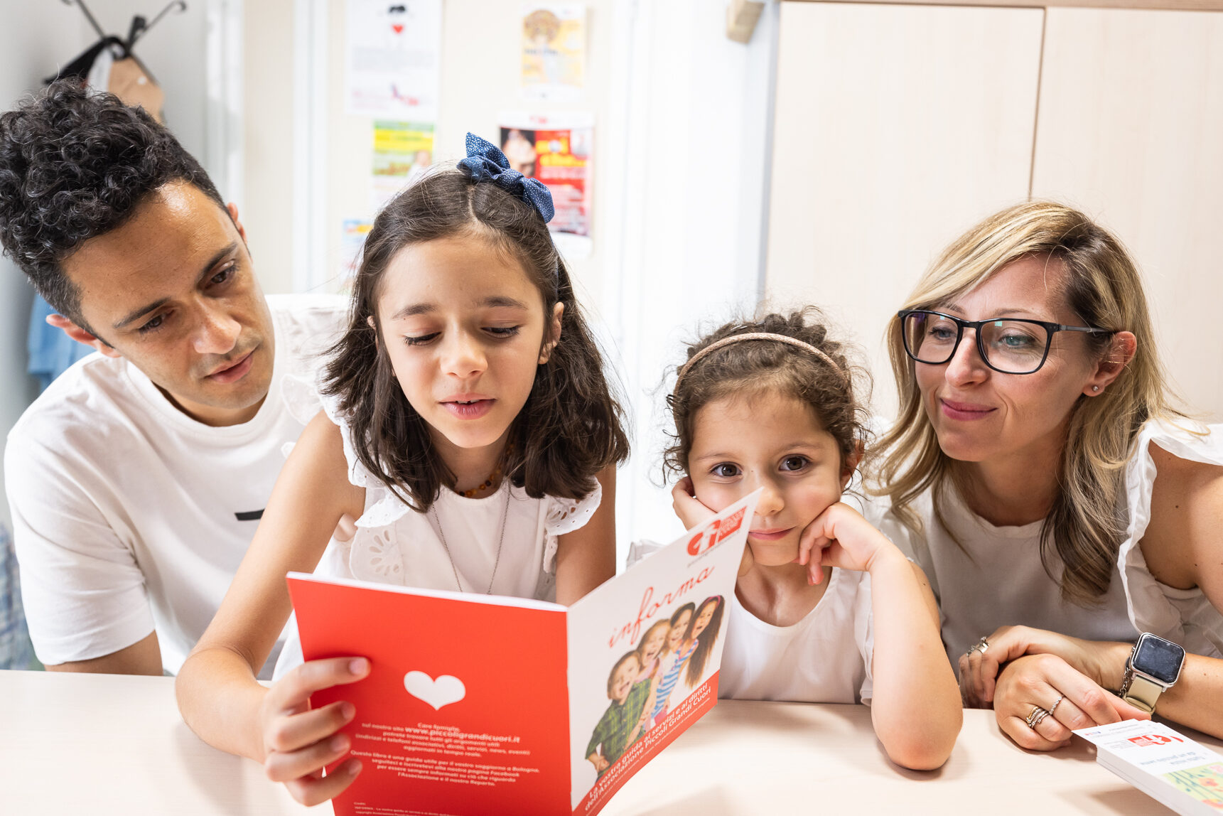 Una famiglia nell'ufficio di Piccoli Grandi Cuori in reparto