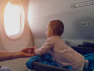 bambino di pochi mesi durante un volo aereo